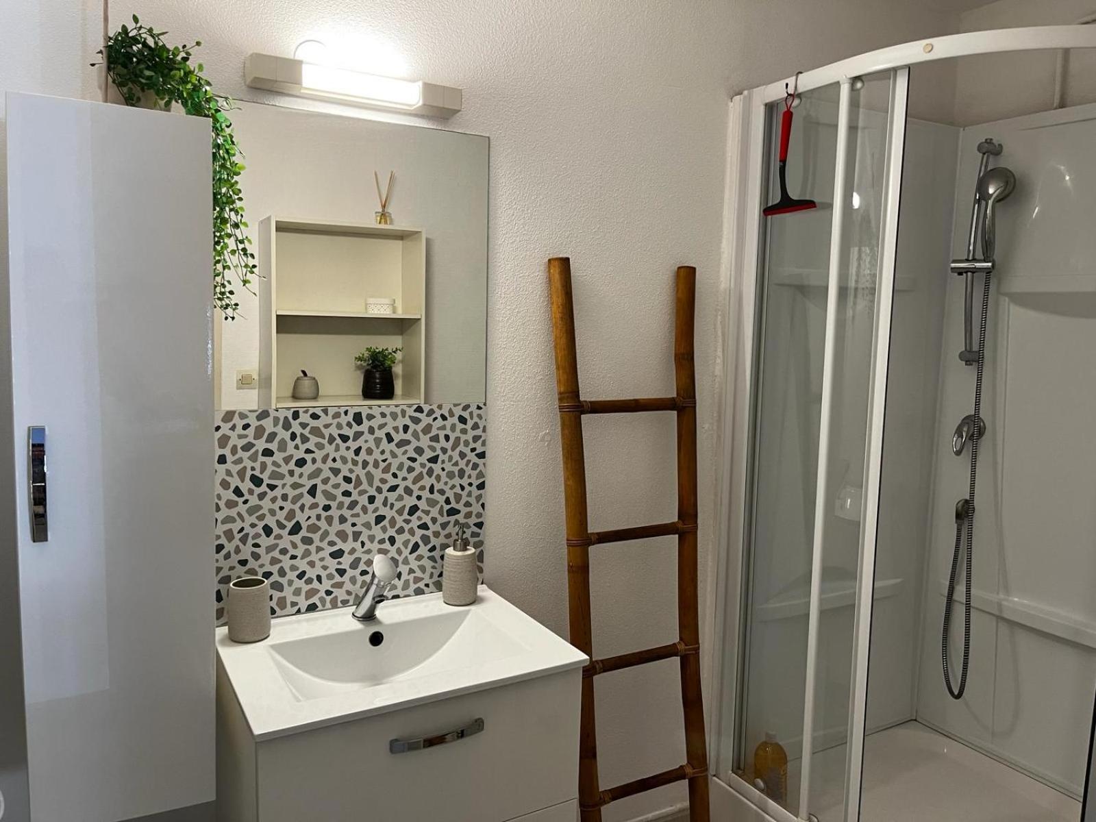 Appartement 4 Etoiles Avec Jardin Cloture Et Piscine Dans La - *