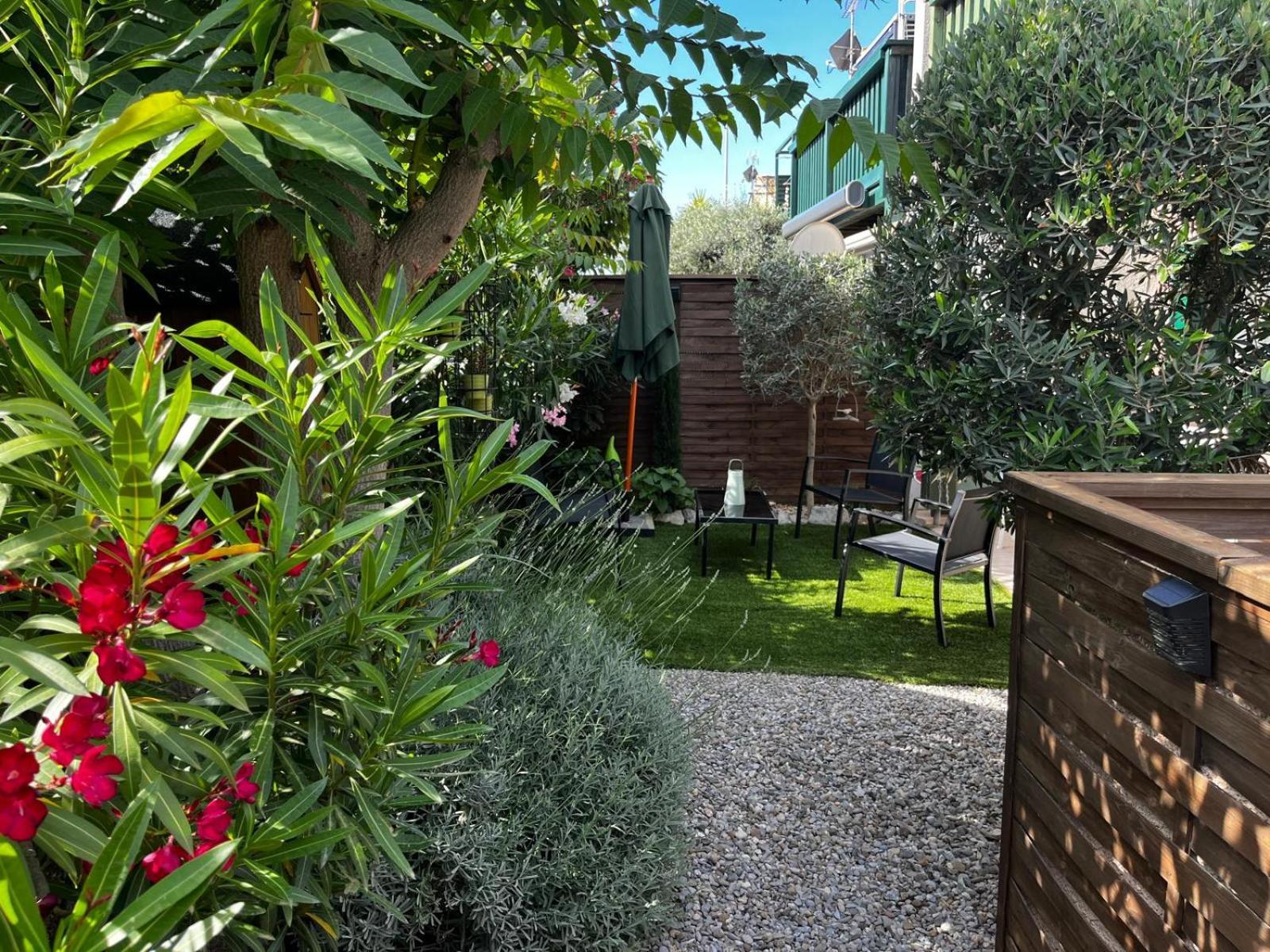 4 Etoiles Avec Jardin Cloture Et Piscine Dans La - * Narbonne